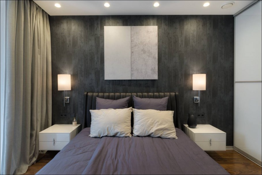 Полки вокруг кровати