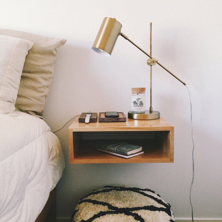 Полки прикроватные в спальню