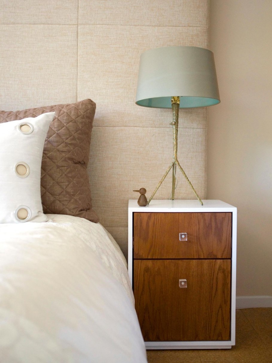 Шкаф вокруг кровати в спальне