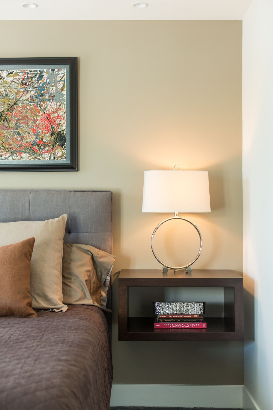 Подвесная тумбочка прикроватная узкая