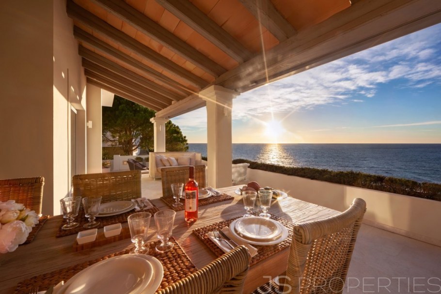 Домик на берегу Средиземного моря