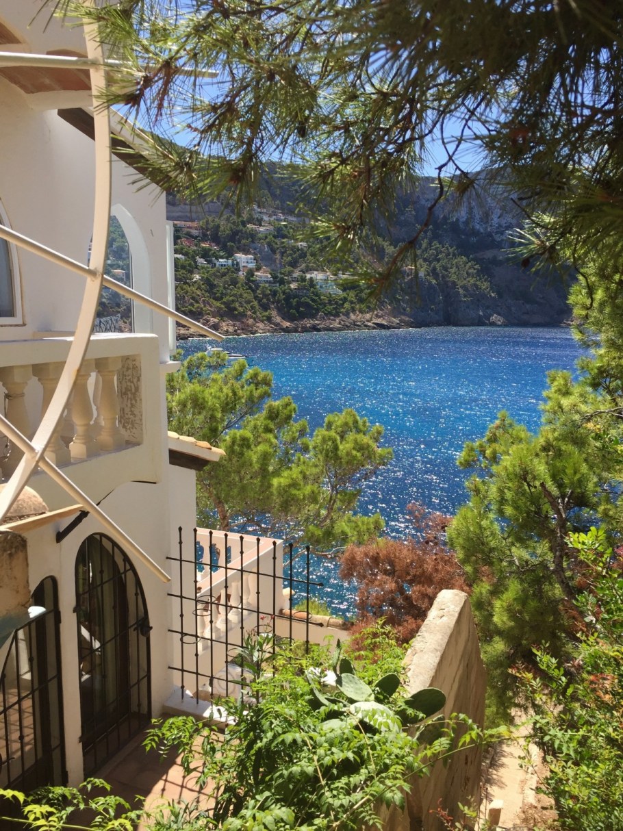 Белая вилла с видом на море