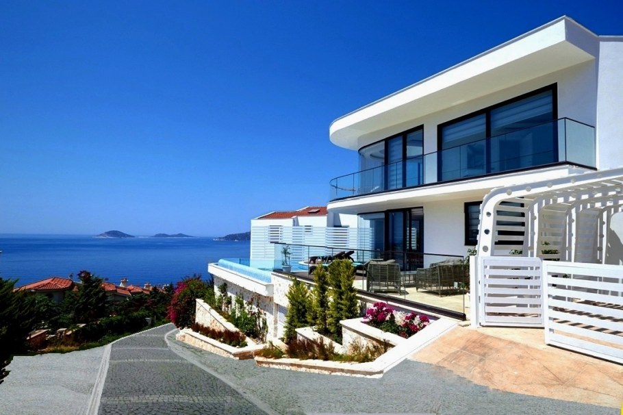 Интерьер домика у моря