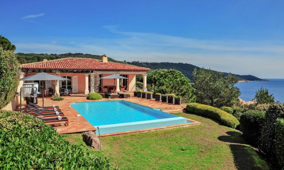 Самые красивые резиденции на островах в море