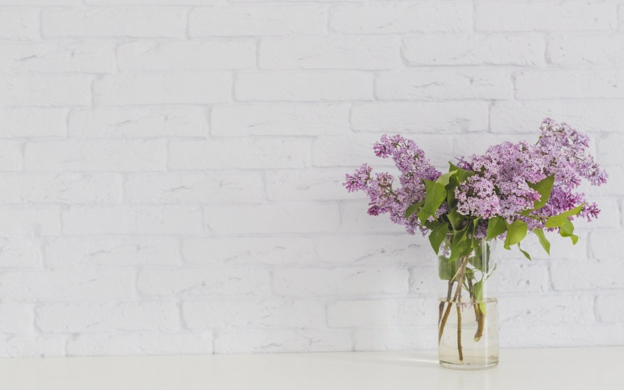 Пустая комната с дверью