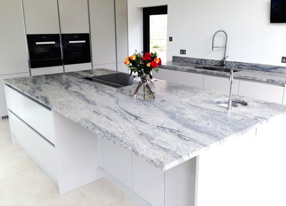 Серая кухня с мраморной столешницей