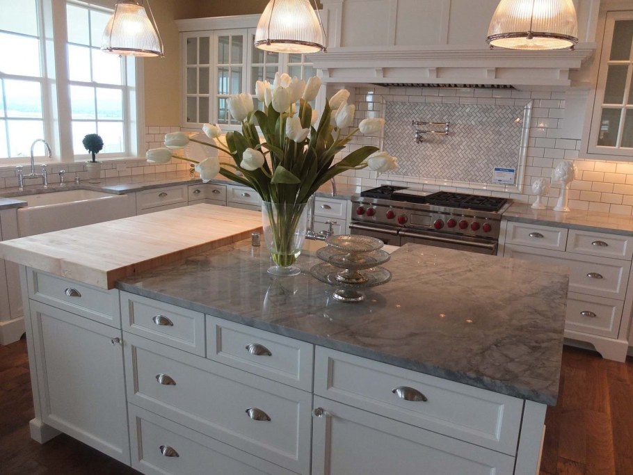 Белая кухня с деревом и мрамором