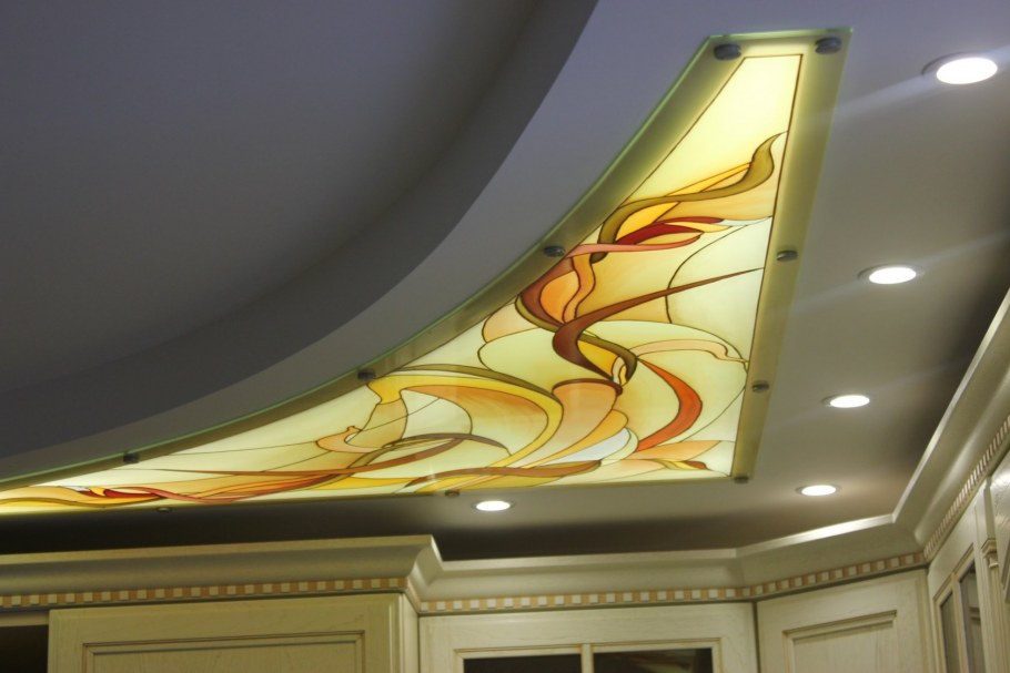Стеклянный потолок с подсветкой