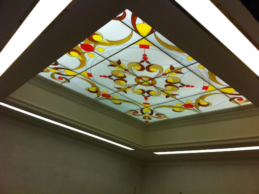 Стеклянный потолок с подсветкой