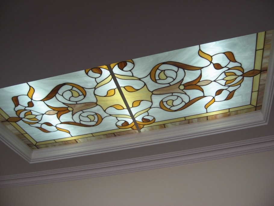 Стекло на потолке с подсветкой