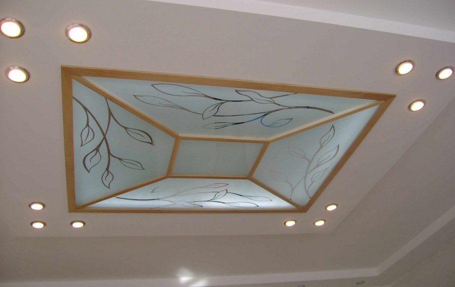 Стекло на потолке с подсветкой