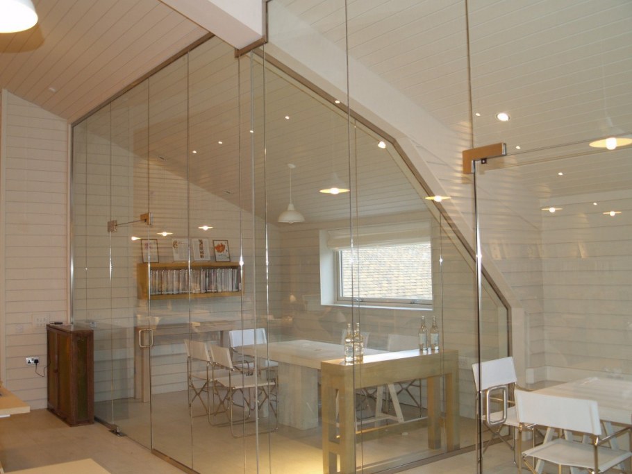 Стеклянный потолок с подсветкой