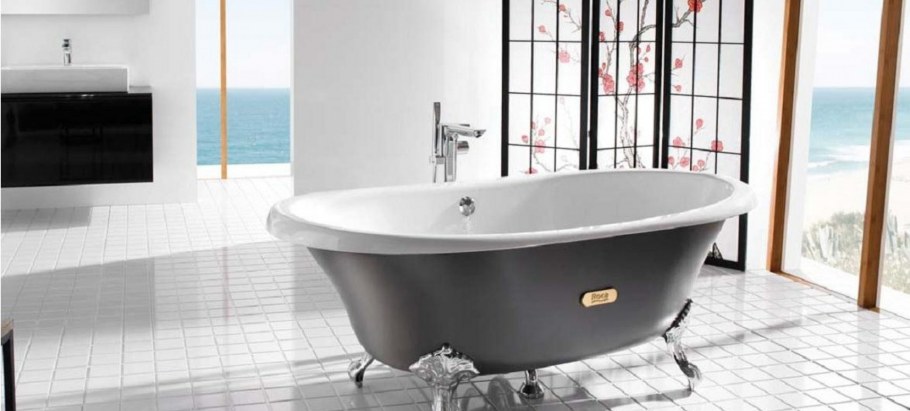 Чистая чугунная ванна