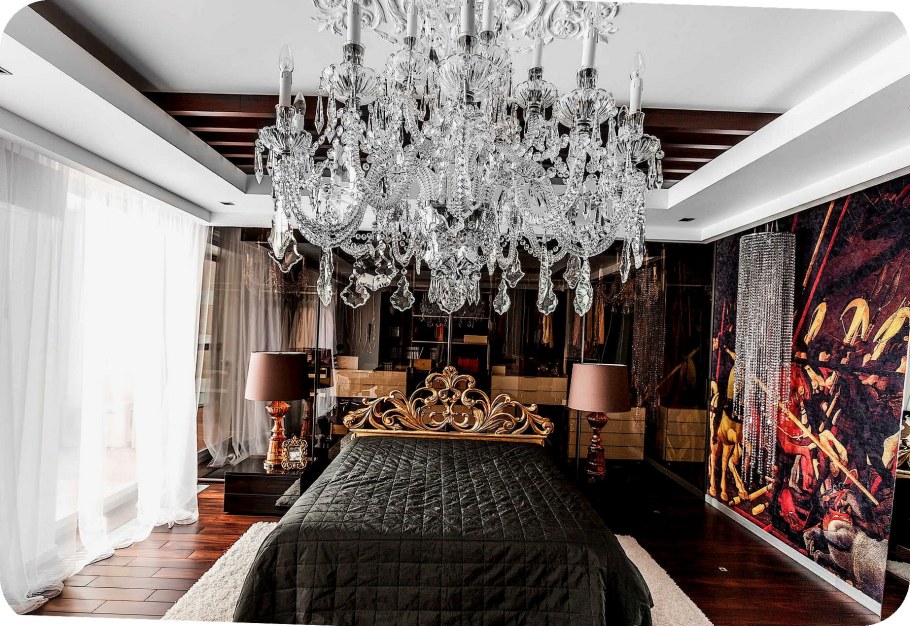 Хрустальная люстра в интерьере кухни