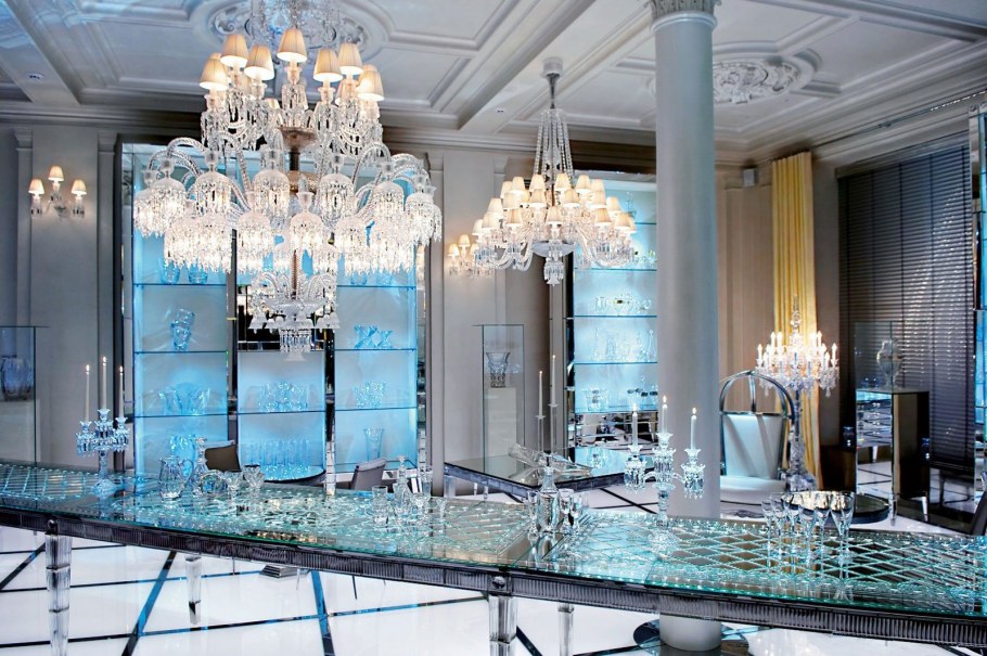 Хрустальная люстра в интерьере гостиной