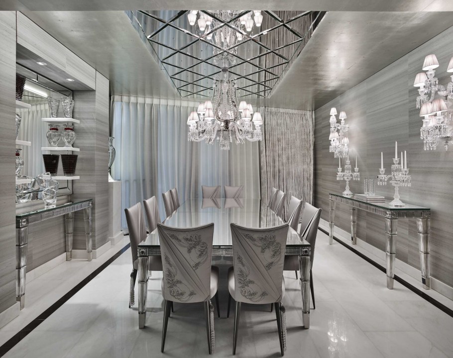 Хрустальная люстра над столом