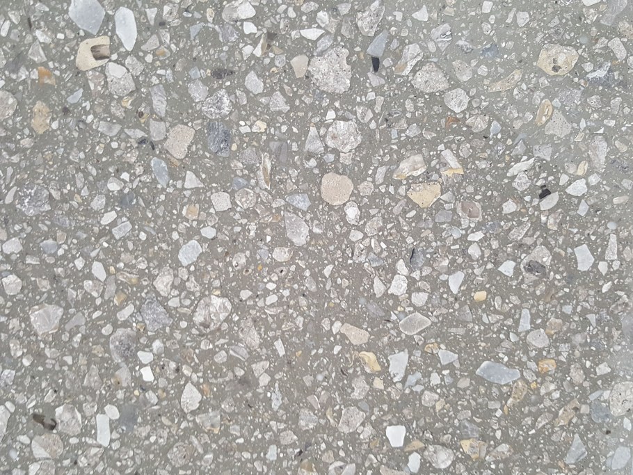 Пол в душевой из гальки