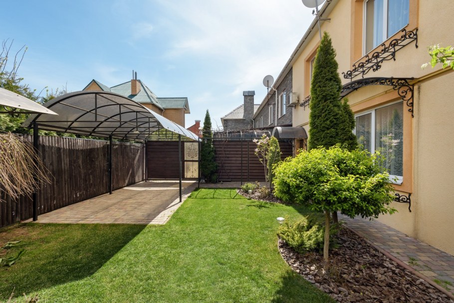 Уютный домик с террасой и садом