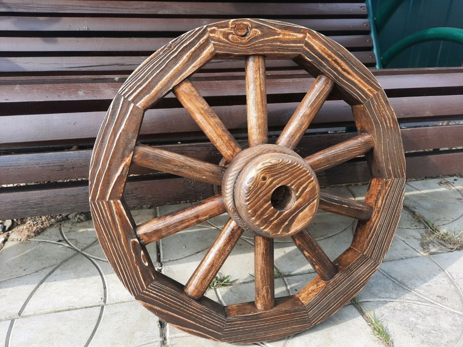 Колесо от телеги в интерьере