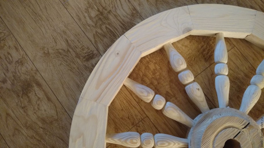 Люстра из деревянного колеса