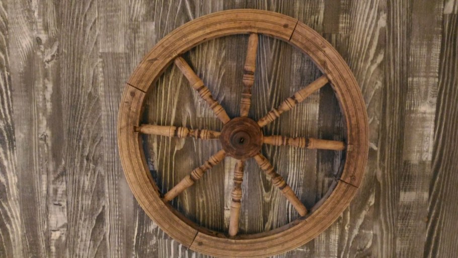 Колесо деревянное декоративное