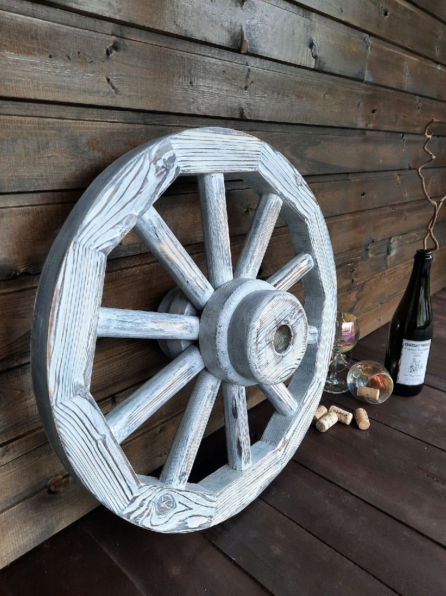 Декор для сада из колеса от телеги