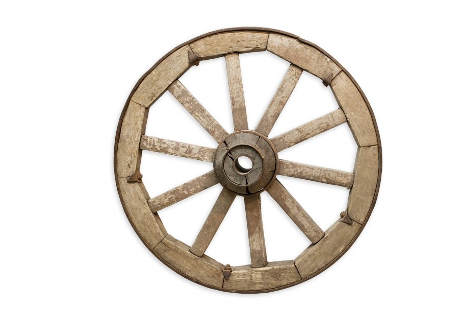 Колесо от телеги в декоре сада