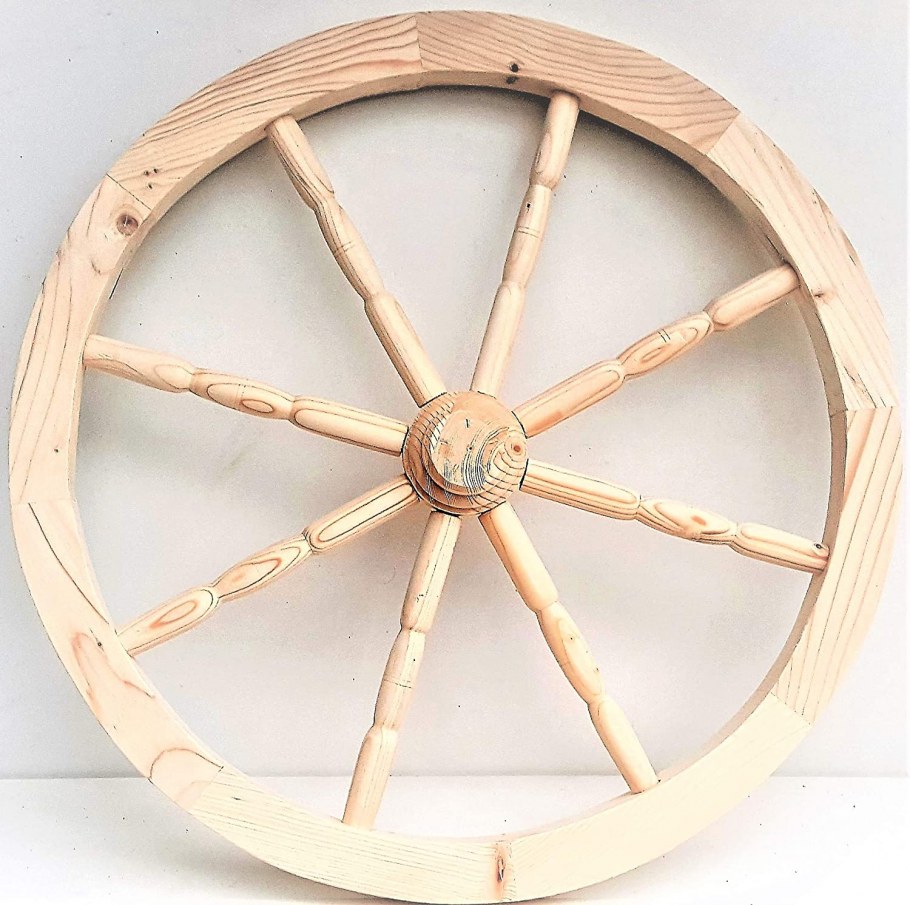 Декор из деревянного колеса
