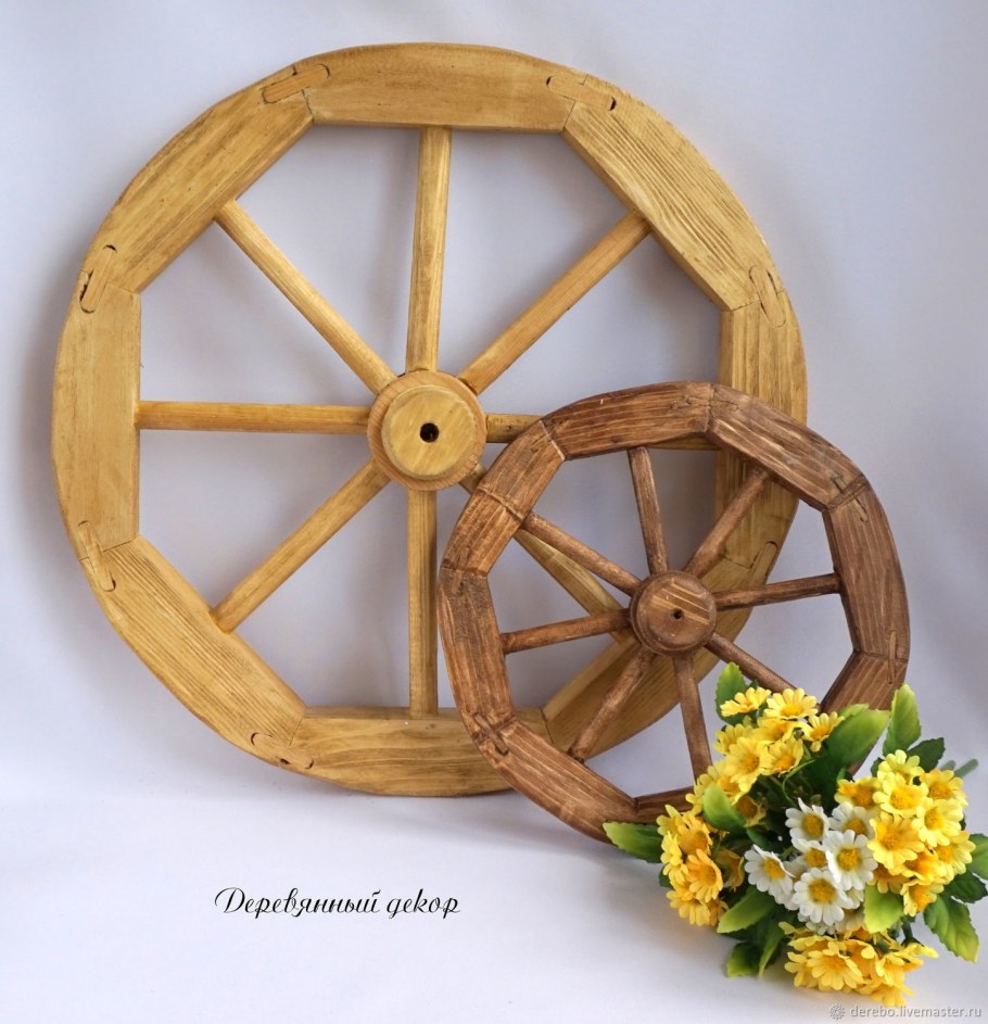 Скамья из колес от телеги