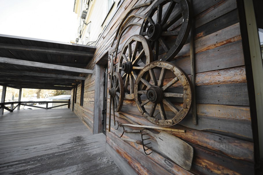 Колесо от телеги в ландшафтном дизайне