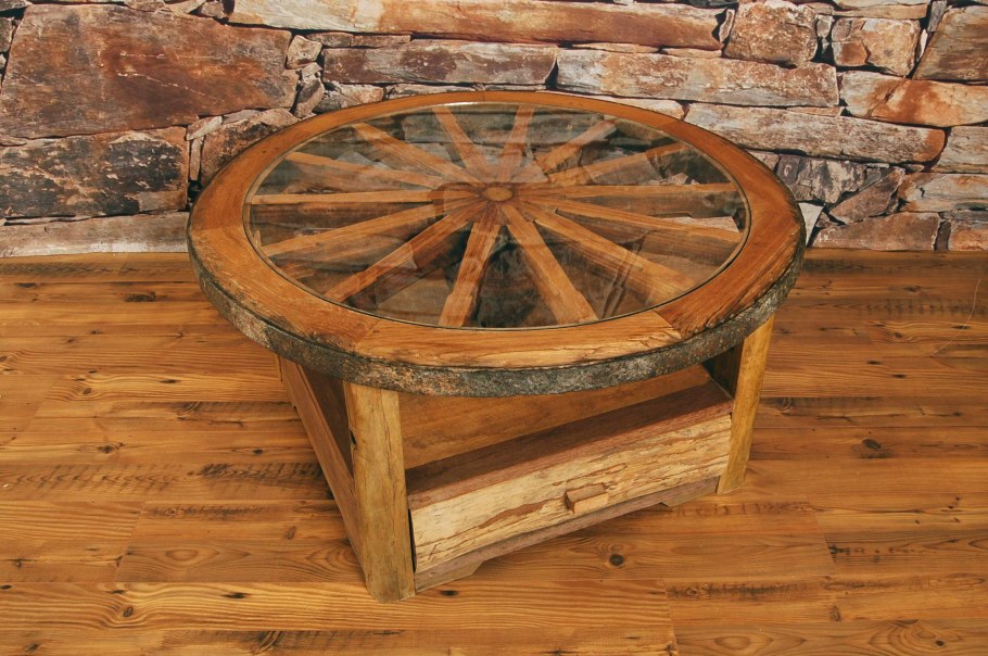 Старинное колесо от телеги