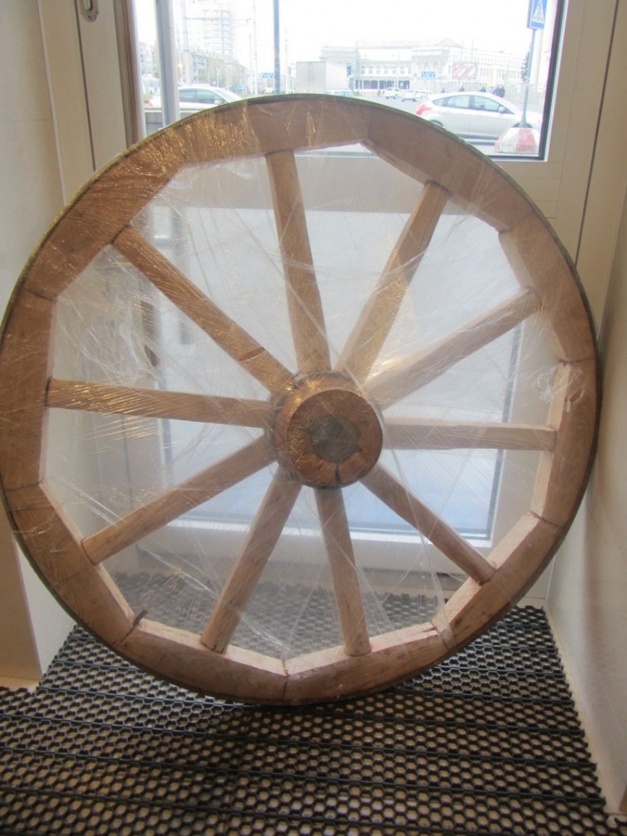 Колесо телеги деревянное