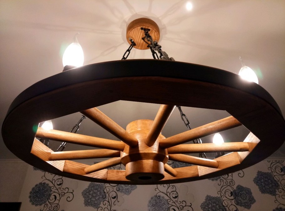 Деревянное колесо на гитаре