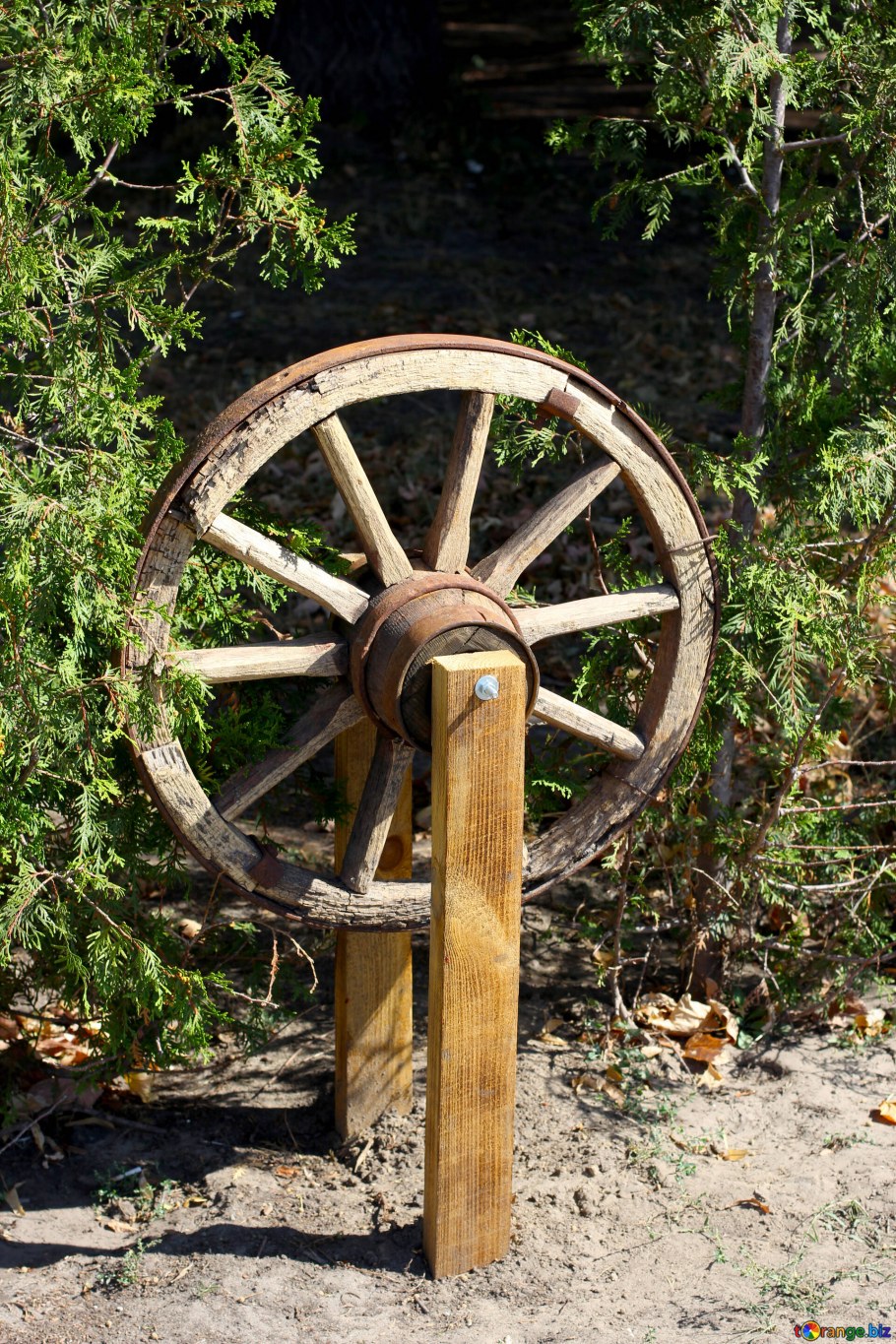 Люстра из колеса от прялки