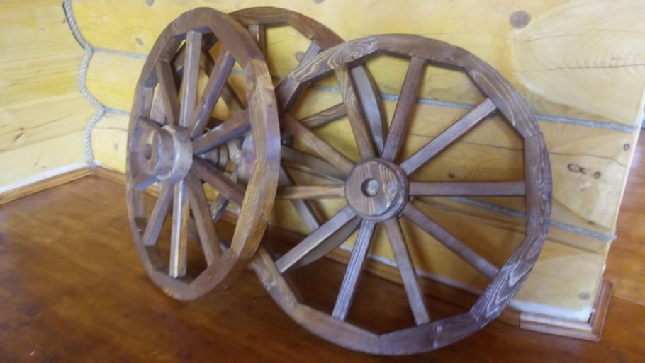 Автомобиль на деревянных колесах