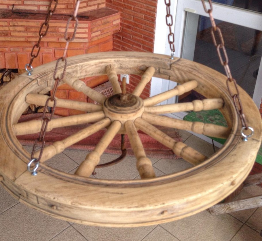 Колесо от прялки в интерьере