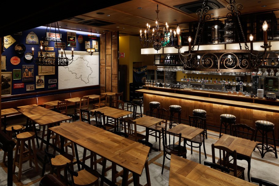 Интерьер пивного бара