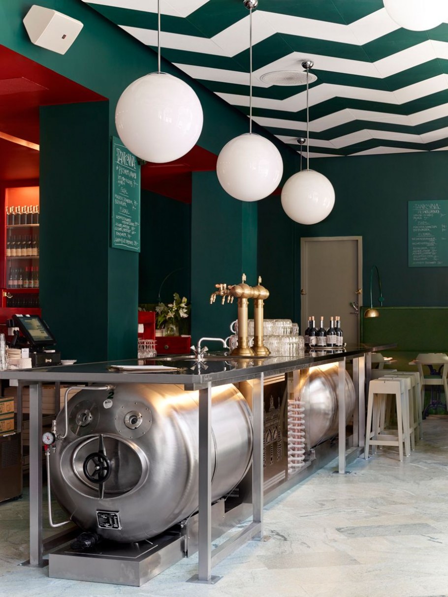 Интерьер пивного бара