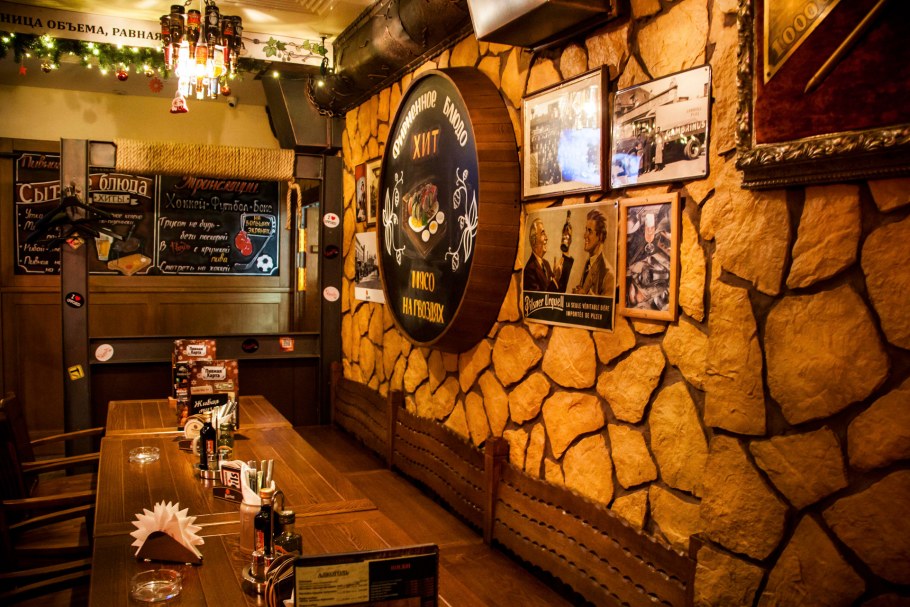 Интерьер пивного бара