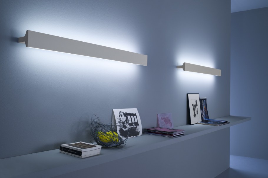 Бра над диваном в гостиной