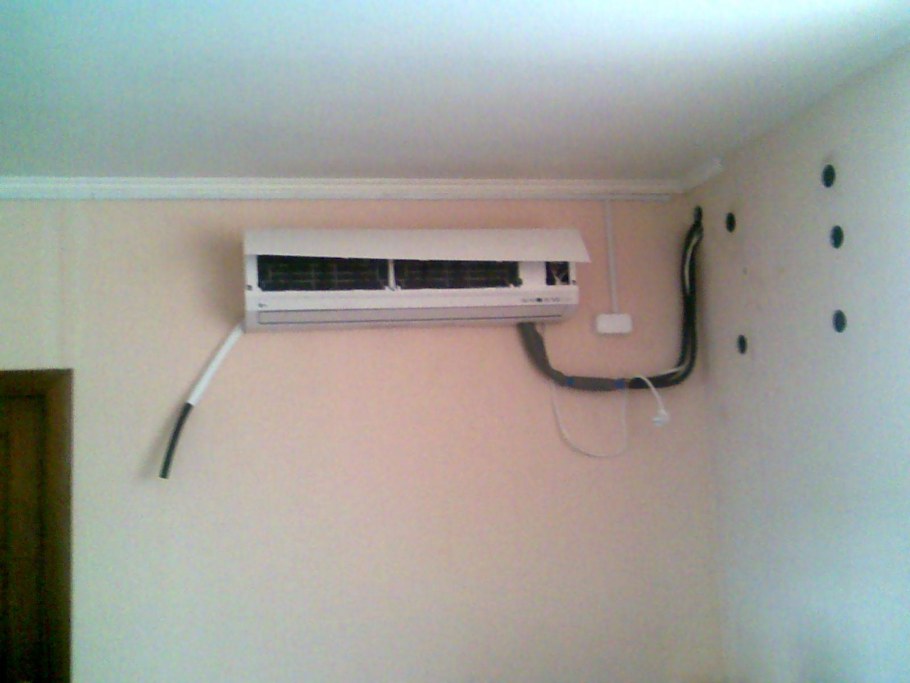 Кондиционер над шкафом