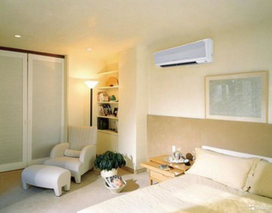 Женщина ремонтирует кондиционер