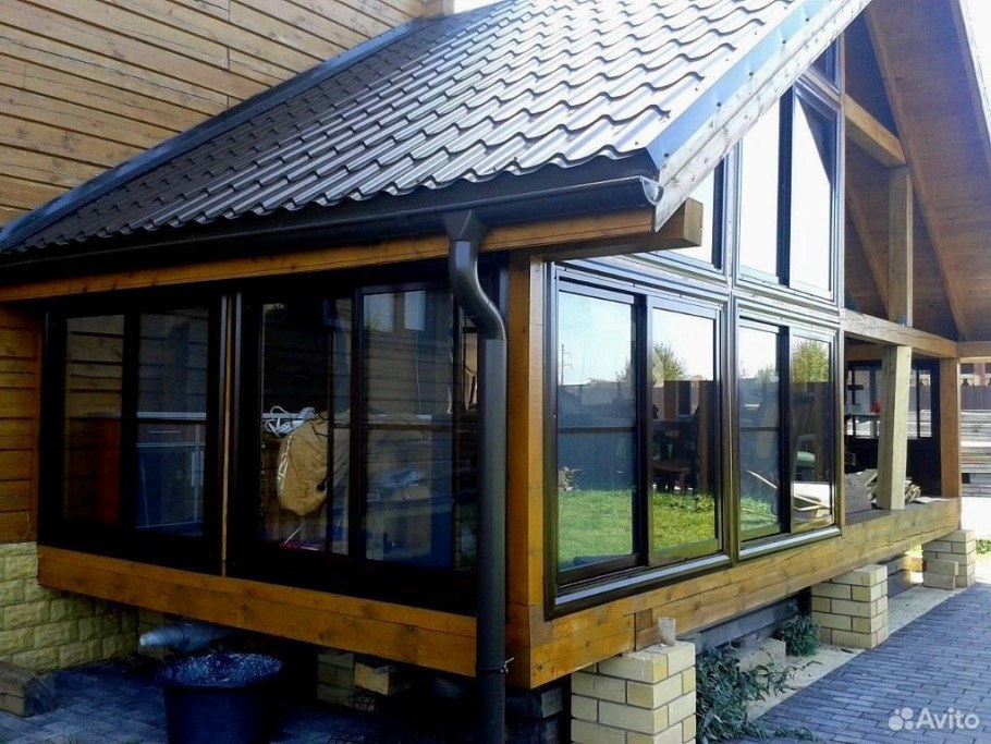 Маленький дом с застекленной верандой