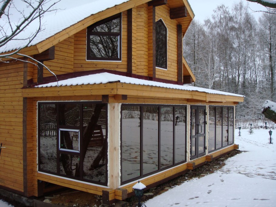 Стеклянная веранда к деревянному дому