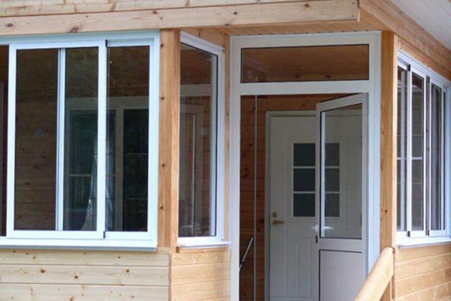 Терраса к кирпичному дому