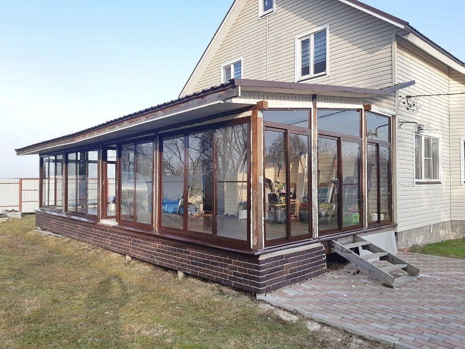 Закрытая деревянная веранда