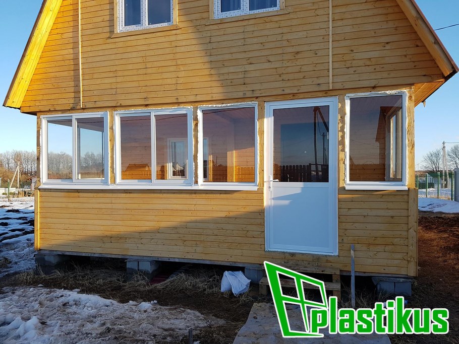 Остекленная веранда к дачному дому