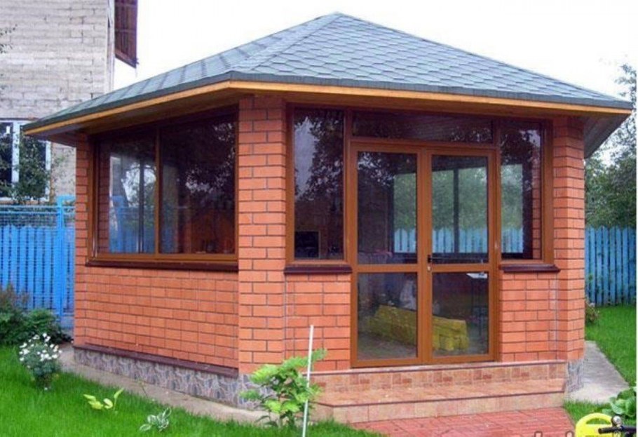 Утепленная остекленная веранда