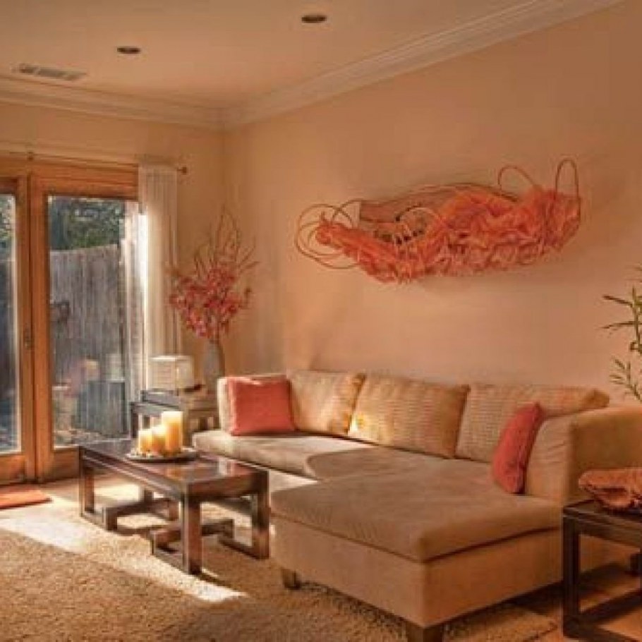 Коралловые стены в интерьере гостиной