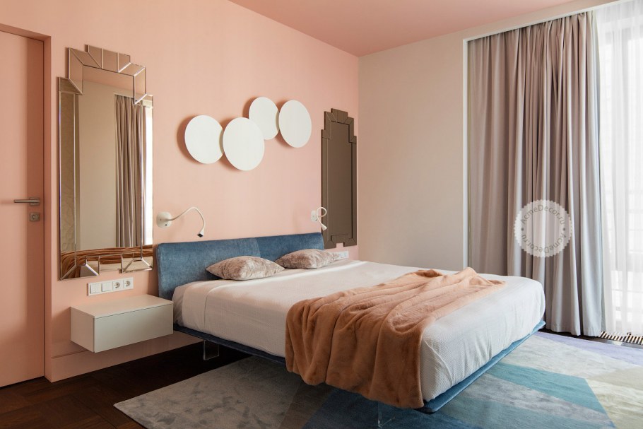 Спальня в коралловых тонах